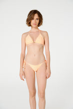 Carica l&#39;immagine nel visualizzatore di Gallery, Model Front: Blueman Reggiseno Top Tahiti Liso Neon Laranja
